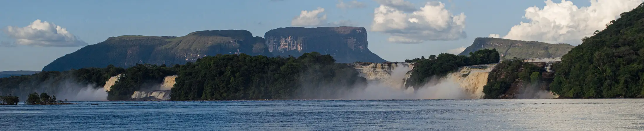 Laguna de Canaima Vista panoramica de la Laguna de Canaima